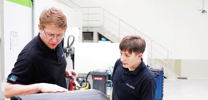 Auf den Nachwuchs legt MillCraft 3D sehr viel Wert. Seit kurzem ist auch ein Azubi (re.) Teil des Teams.  (Bild: F. Zimmermann GmbH)