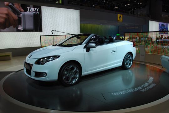 Für ein optisches Highlight sorgt auch Renault: Das Modell Megane CC verfügt über ein versenkbares Klappdach aus Glas.  (Archiv: Vogel Business Media)