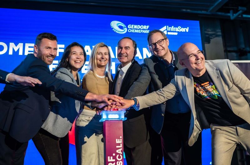 Bayerns Wirtschaftsminister Hubert Aiwanger (Mitte) gab den Startschuss für das „Home of Bavarian Deeptech“ zusammen mit (v.l.) Dominik Gschwendtner (Geschäftsleiter Infraserv Gendorf), Sarah Fleischer (Co-Founder Tozero), Dr. Ksenija Neumann (Co-Founder Tozero), Martin Huber, MdL, und Dr. Christoph von Reden (Vors. Geschäftsleiter Infraserv Gendorf) (Bild: Tom Bauer)