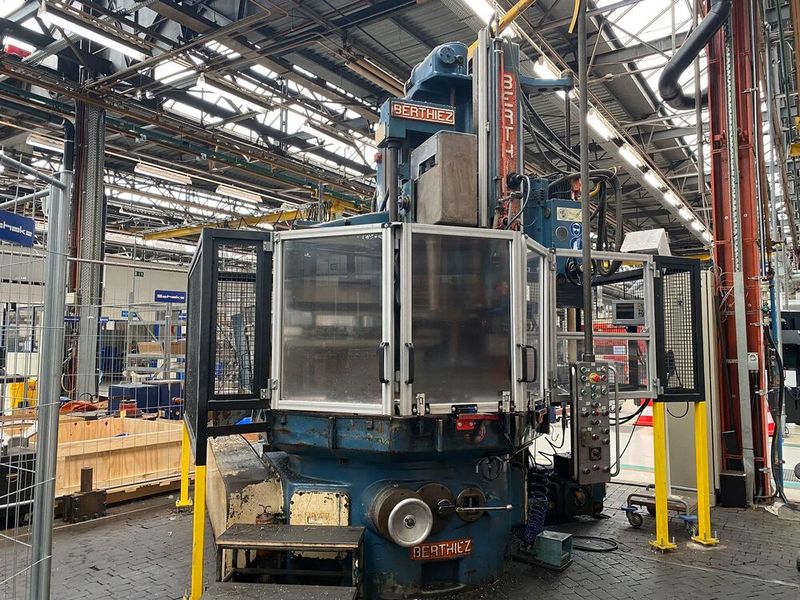 Auch diese Vertikal-Revolverdrehmaschine 9330/4 von Berthiez kann per Höchstgebot den Eigentümer wechseln. (Bild: Surplex)