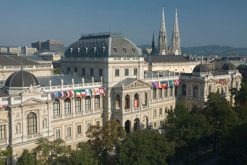 Die Hauptfassade der Universität Wien an der Ringstraße, in den Jahren 1873 bis 1884 von Architekt Heinrich von Ferstel im Stil des Historismus erbaut. (© Universität Wien)