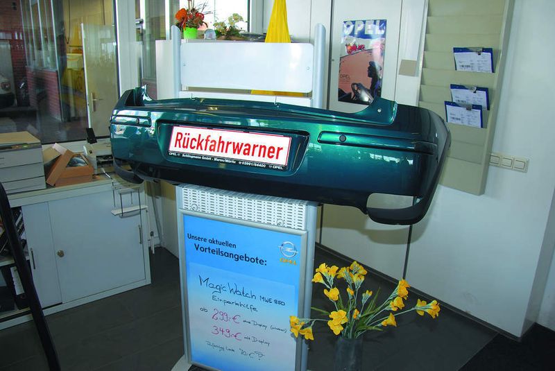Angebot im Zubehörshop: Ein Rückfahrwarner soll das Einparken unterstützen. (Archiv: Vogel Business Media)