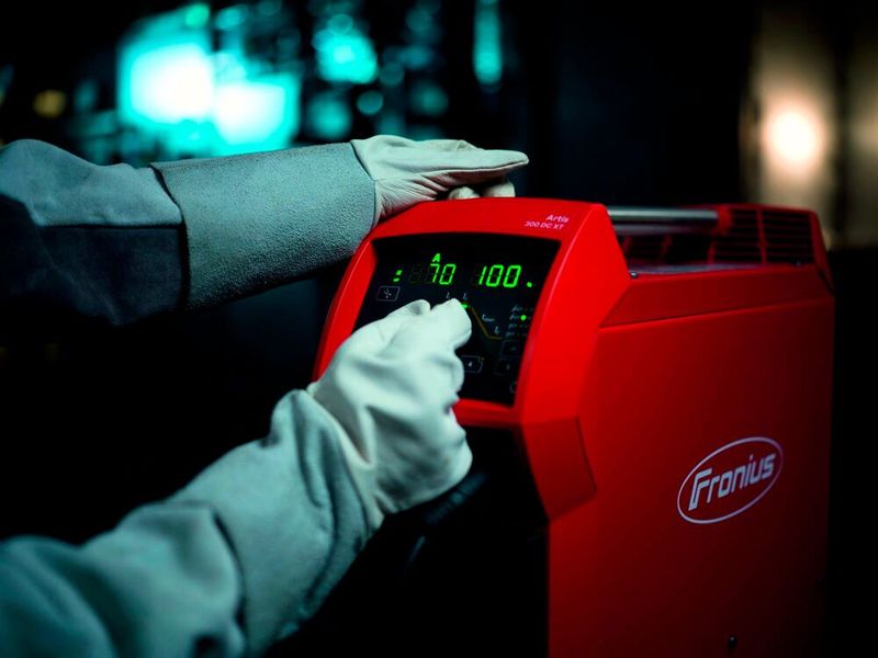 Auch wenn man als Schweißfachkraft Handschuhe trägt, ist die Bedienung der Artis 300 von Fronius dennoch kein Problem, heißt es vom Hersteller. Die Bedienung ist intuitiv verständlich. (Bild: Fronius)