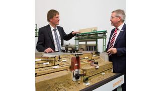 Chempark-Leiter Dr. Ernst Grigat gemeinsam mit Werner Völkel, Leiter Currenta-Infrastruktur, am Trassenmodell des Chempark (Bild: Currenta)