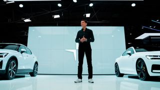 Polestar-CEO Thomas Ingenlath hatte die neuen Polestar-2-Varianten im Messegepäck. (Bild: Polestar)
