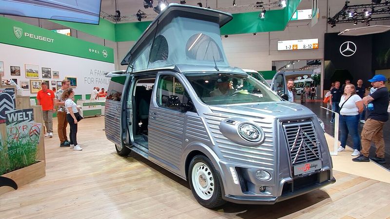 Citroën stellt in Düsseldorf wohl eines der außergewöhnlichsten Modelle vor: Der Type Holidays vereint Merkmale des historischen Typ H und des aktuelen Space Tourers. Auf den Markt kommen soll er 2024. (Bild: Mauritz – VCG)