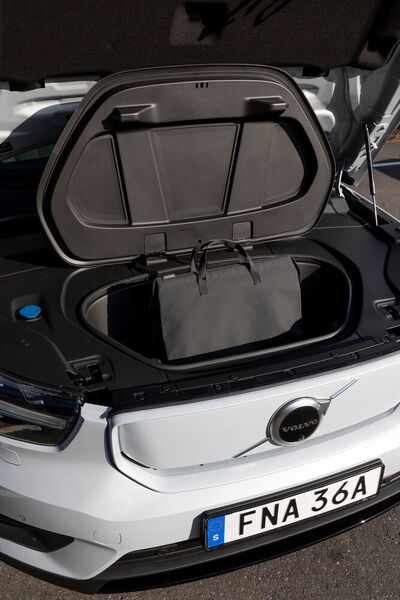 Zwar fällt das Fach unter dem Kofferraumboden der Batterie zum Opfer, dafür gibt es ein kleines zusätzliches Fach unter der Fronthaube. (Volvo)