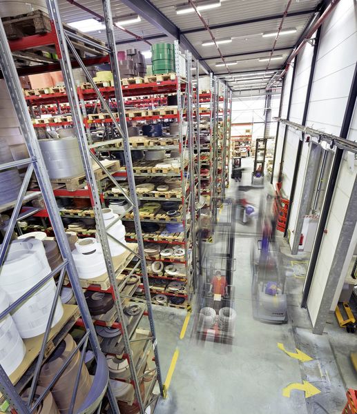 Wenn zwischen 14:00 und 16:00 Uhr das Hauptauftragsvolumen abgewickelt wird, herrscht reger Betrieb im Logistikzentrum in Bocholt. (UniCarriers)