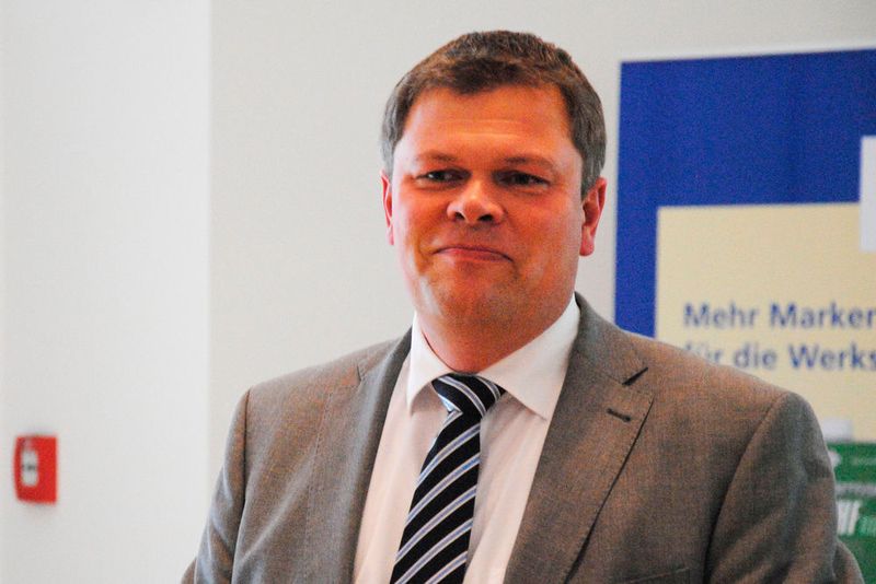 Fuchs-Produktmanager Jan Gestenberger erläuterte die Eigenschaften der einzelnen Produkte. (Baeuchle / »kfz-betrieb«)