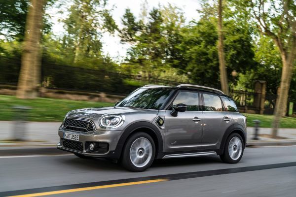 Der MINI Cooper S E Countryman ALL4 ist der erste Mini, bei dem ein Plug-in-Hybrid-Antrieb die Möglichkeit zu rein elektrischer und damit lokal emissionsfreier Mobilität eröffnet. (Mini)