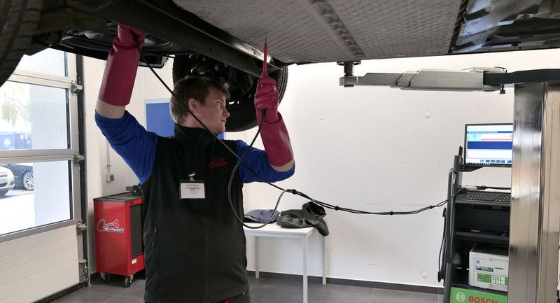 Manuel Schmied aus Bayern führt an diesem Auto eine Potenzialausgleichsmessung durch. (Bild: Schmidt – autoFACHMANN)