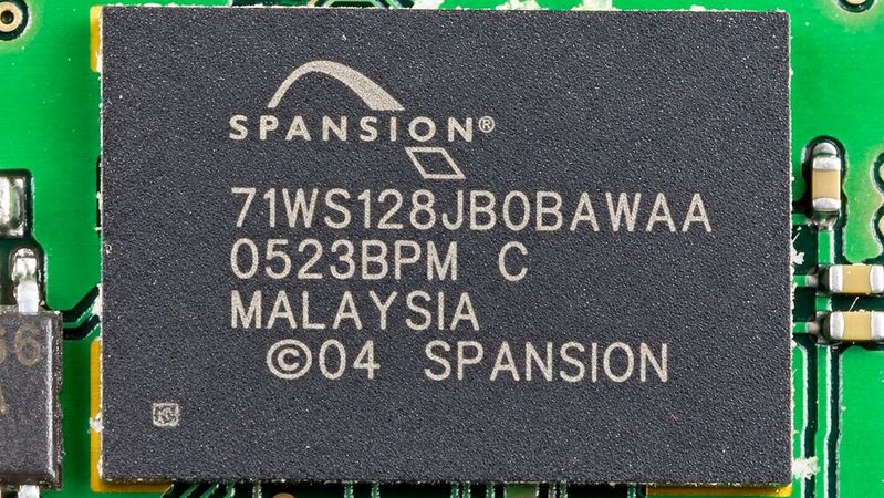 Flash memory from Spansion dating back to 2004, before the company merged with Cypress. Infineon is divesting its NOR flash and FRAM memory business. Winbond, which is acquiring the division for $1.12 billion, plans to continue operating it as a separate company under the Spansion name starting next year.(Image: Raimond Spekking  / CC BY-SA 4.0)