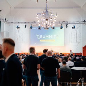 Auch im größten Saal des Gebäudes waren die Plätze zur Opening-Session schnell gefüllt, gut 1.300 Teilnehmende zählten die Veranstalter in diesem Jahr: Vertreterinnen und Vertreter von Kliniken, Krankenhäusern, Krankenkassen, aus Heilberufen und Pflege, Politik und Unternehmen.(Bild:  WACH Studio GmbH)