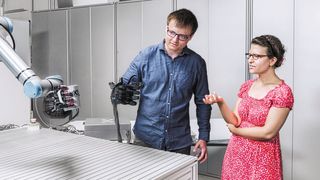 Teamarbeit für die Zukunft: Edgar Welte und Juniorprofessorin Rania Rayyes im Zukunftslabor Hapt-X-Deep – gemeinsam entwickeln sie ein lernendes Robotergreifsystem, das menschliche Fähigkeiten nachahmt. (Bild: Amadeus Bramsiepe, KIT)