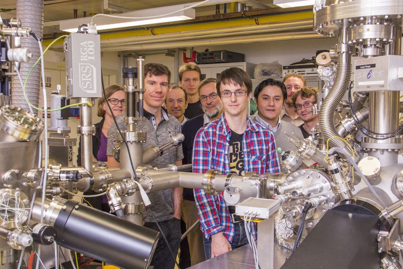 Das Team hinter der Rost-Formel (v.l.): Ulrike Diebold, Gareth Parkinson, Michael Schmid, Martin Setvin, Peter Blaha, Roland Bliem, Oscar Gamba, Eamon McDermott und Jiri Pavelec (Bild: TU Wien)