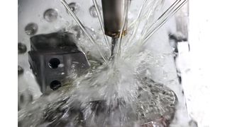 Hochpräzises Fräsen und Schleifen mit Öl auf der Kern Micro HD bringt höchste Genauigkeiten im Toleranzbereich von bis zu 1,5 Mikrometern in die Werkstücke.  (Bild: Kern Mikrotechnik GmbH)