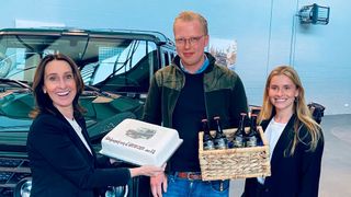 Übergabe des ersten Ineos Grenadier in Europa an einen Kunden: (v. l.) Chefin Tanja Woltmann-Knigge, der Käufer Nummer eins und Prokuristin Karima Knigge (Bild: Woltmann-Gruppe)