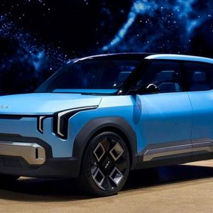 Der rund vier Meter lange Crossover Kia EV2 übernimmt ab dem Frühjahr zunächst die Rolle des Einstiegs-Stromers unterhalb des größeren EV3.(Bild:  Kia)