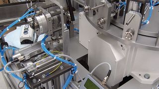 Bild 1: Die Rundtaktmaschine automatisiert die Fertigung von Sicherheitsprodukten für die venöse Blutentnahme. Bild: Manousek (Archiv: Vogel Business Media)