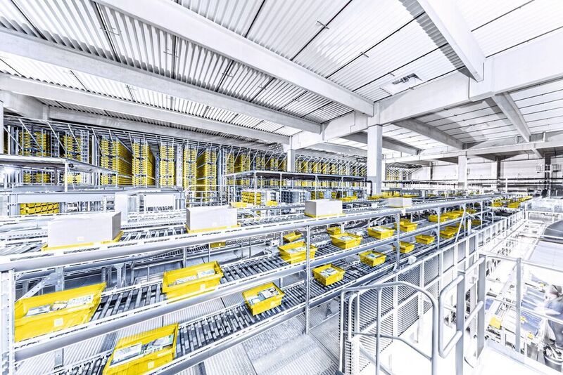 Im Distributionszentrum von KNV sind insgesamt 21 km Karton- und Behälterfördertechnik installiert. (SSI Schäfer)