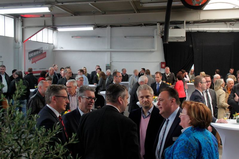 Die Feierlichkeiten rund um die Eröffnung waren gut besucht. (Autohaus Büdenbender)