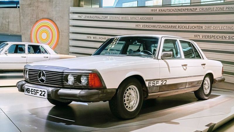 Dank Airbag und Gurtstraffer bietet das ESF 22 den Insassen gute Überlebenschancen bei einem Frontalaufprall mit 65 km/h auf eine starre Barriere. (Bild:  Mercedes-Benz )