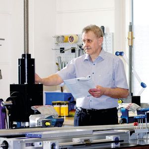 ANT-Fertigungsleiter Adam Szczecina am neuen NG2-KGT4040: „Dank seiner Untersetzung von 1,5:1 schafft unser neues Hochleistungsgetriebe eine Beschleunigung von bis zu 40 m/s² ohne Drehzahlerhöhung des Antriebs.“