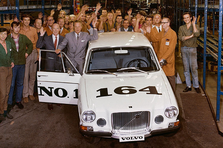 Svante Simonsson, technischer Manager, und Gunnar Engellau, Volvo CEO, (links vom Auto) mit dem ersten Volvo 164 im Jahr 1968. (Foto: Volvo)