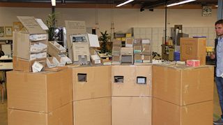 Der Prototyp eines Arbeitsplatzes wird mit Pappkartons nachgestellt und so lange verbessert, bis er dem natürlichen Bewegungsfluss der Beschäftigten gerecht wird.  (Bild: Otto)