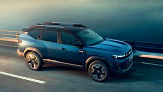 Als Mildhybrid G140 fährt der Dacia Bigster laut Hersteller 1.450 Kilometer weit. (Bild: Dacia)