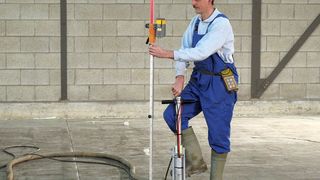 Der Schaumbeton wird durch die Löcher in den Boden injiziert. Bild: Faber (Archiv: Vogel Business Media)