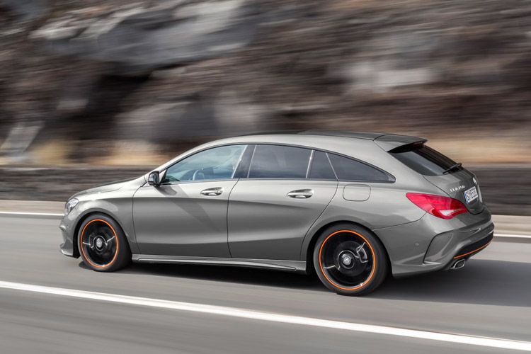 In vielen Details wie der langen Motorhaube, den rahmenlosen Scheiben, den schmalen Fenstern, dem abfallenden Dach ähnelt der Kompakte dem größeren Vorbild. (Foto: Daimler)