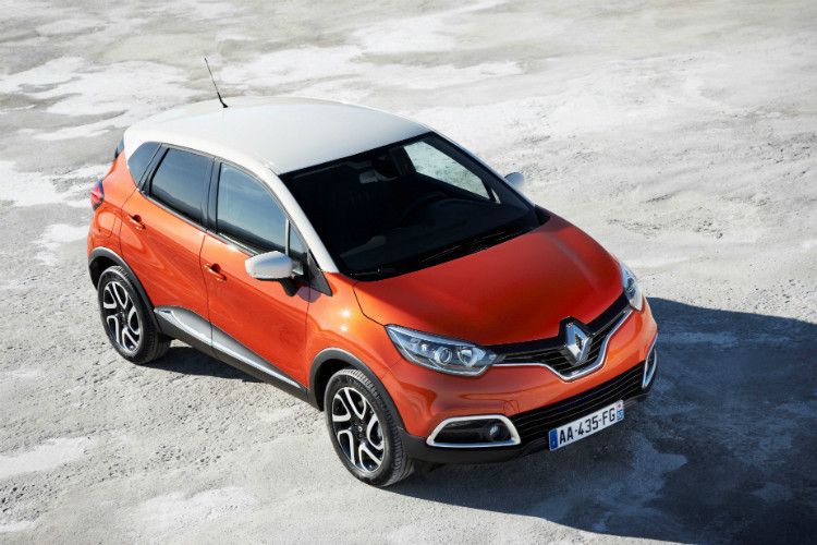 Die schräg stehende, weit vorgeschobene Windschutzscheibe soll dem Captur eine dynamische Silhouette verleihen. Ergänzt wird dies durch groß dimensionierte Räder und seitliche Protektoren. (Foto: Renault)
