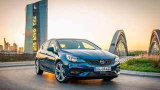 Die schmale Chromspange in der Front, die in die Schweinwerfer übergeht, kennzeichnet den neuen Astra. (Opel)