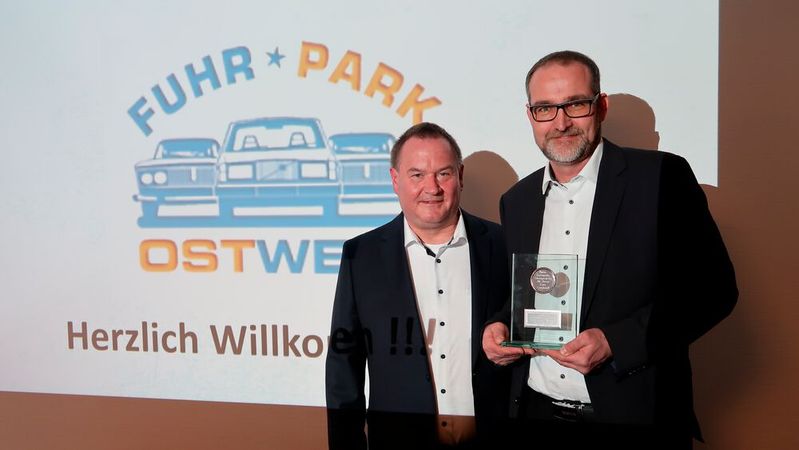 Während der Preisverleihung in Bremen: Preisträger Lars Leonhardt (rechts) und Initiator Dr. Rolf Mahlke.(Bild:  Diehl – VCG)