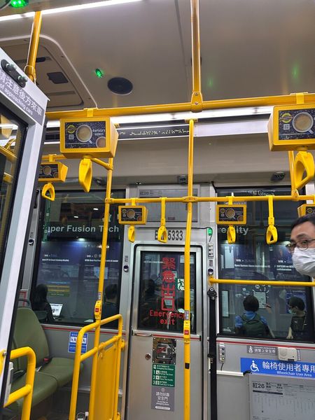 Im Linien-Bus der Zukunft hängt überall ein Monitor. (Bild: Vogel IT-Medien)