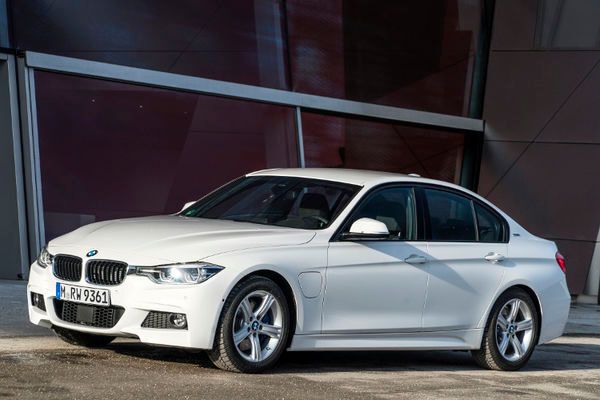 Der 330e schliesst in der Leistung exakt zum stärksten Vierzylinder-Dreier 330i auf verfügt sogar über etwas mehr Drehmoment. (Foto: BMW)
