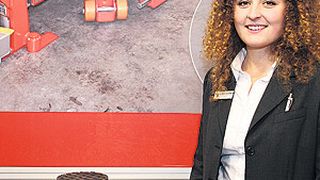 Verkaufsberaterin Nina Würthele: „Das JLF-Fahrwerk richtet sich automatisch in die Schubrichtung aus und die Last kann leicht in die gewünschte Richtung dirigiert werden.“ (Bild: Schäfer)