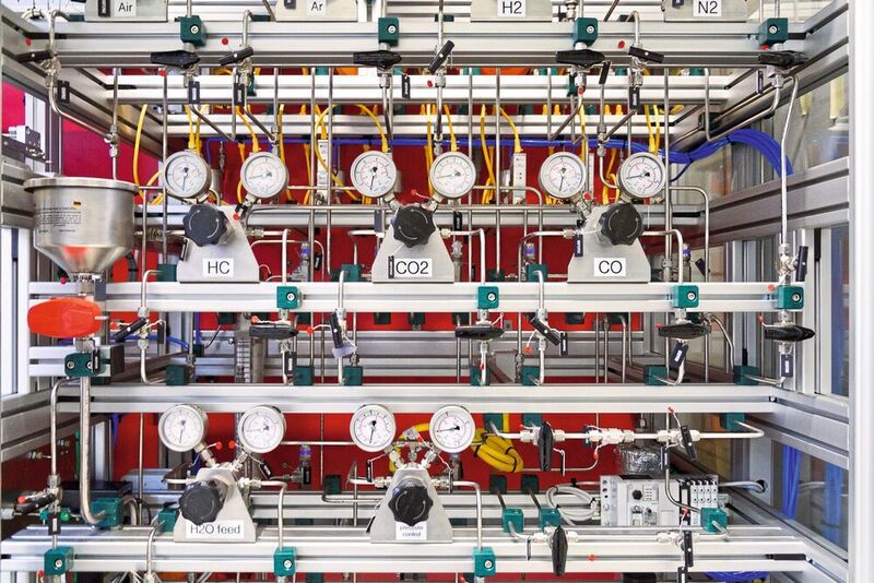 In diesem Mehrzwecksystem mit vier parallelen Reaktorrohren können die Forscher Katalysatoren unter verschiedenen Reaktionsbedingungen im Hochdurchsatz testen. (Fraunhofer IGB)