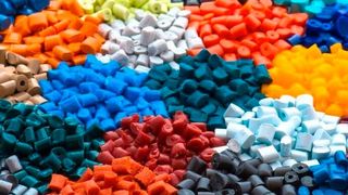 Jetzt liegen die Zahlen für das dritte Quartal 2024 aus der deutschen Kunststoffindustrie vor. Plastics Europe Deutschland erklärt sie hier. Leider, so kann man zusammenfassend sagen, läuft das Geschäft eher rückwärts. (Bild: Polymaster)