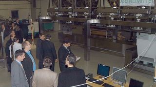 Die im Technologiezentrum aufgebaute Containerwiegeanlage zur Brausetablettenherstellung besteht aus neun Dositainer.  Bilder: AZO (Archiv: Vogel Business Media)