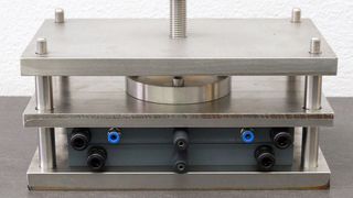 Nur aus Luft und Wasser stellen Fraunhofer-Forscher in dieser elektro-lytischen Zelle mit Strom Wasserstoffperoxid für den dezentralen Einsatz her. (Fraunhofer IGB)