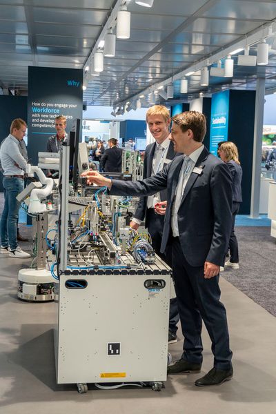 Ein Highlight des Festo-Stands war der Bereich Festo Didactic. Mit dieser Dienstleistung aus dem Bereich technische Bildung will der Automatisierungsspezialist Kunden unter anderem beim Kompetenzerwerb für Einsatz und Bedienung neuer digitaler Industrietechnologien im Rahmen von Industrie 4.0 unterstützen. Vermittelt wird hier beispielsweise Fachwissen zu intelligenten Sensoren oder der Digitalisierung in der Pneumatik. (Bild: Vogel Communications Group)