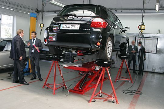 Praxisvorführung des universellen Karosserie-Mess-Systems von Blackhawk. (Ahren)