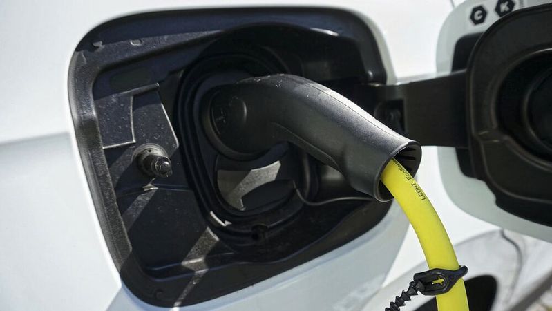 Mit dem direktionalen Laden können künftig E-Auto-Fahrer doppelt profitieren. Sie können den geladenen Strom ins Netz speisen. Für Kfz-Betriebe bietet das neue Geschäftsmodelle, glaubt der ZDK.(Bild:  frei lizenziert /  Pixabay)