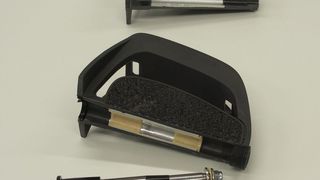 Ergonomisches Pedal (aufgeschnitten). Die Polymergleitlager sowie die Tellerfeder sind deutlich zu erkennen. Sie müssen sich auf engstem Bauraum dauerhaft bewähren. (Bild: Igus)