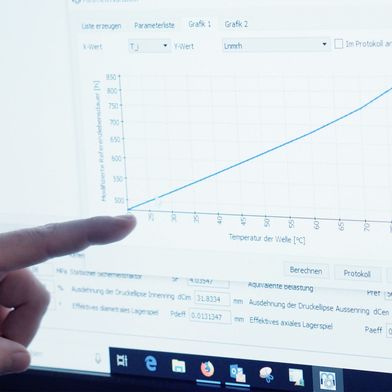 Vergleichsanalysen bei Findling: Die Wälzlagerexperten ermitteln anhand von Simulationen wirtschaftliche Alternativen zu Standard-Premiumlagern. (Bild: Findling Wälzlager)