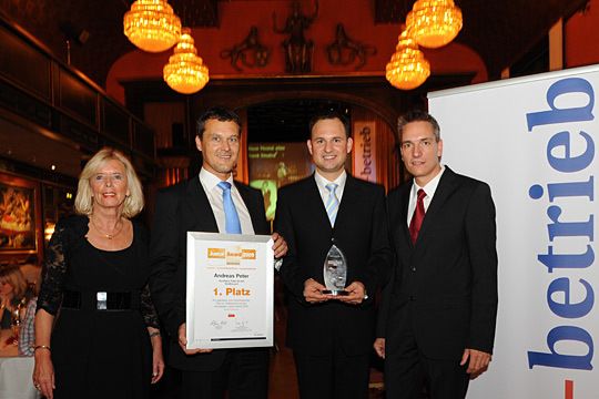 Erste Gratulanten waren (v. li.) Marion Johl, Santander Consumer Bank, Jörg Heinermann, Mercedes-Benz Vertriebsorganisation Deutschland, und »kfz-betrieb«-Chefredakteur Wolfgang Michel. (Archiv: Vogel Business Media)