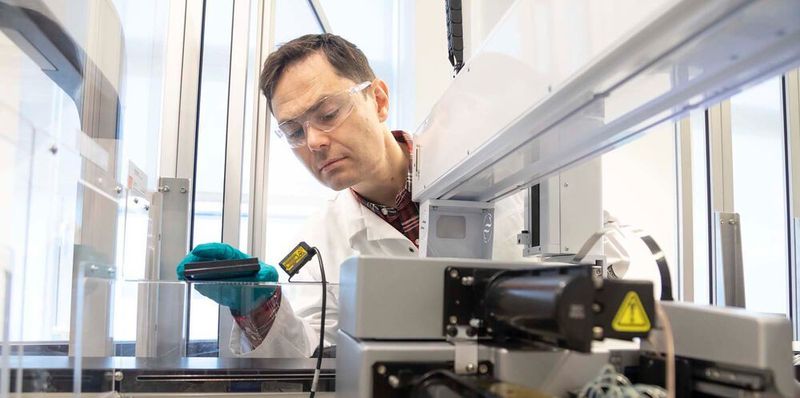 Researcher and biochemist Torkild Visnes in his lab at Sintef. He is currently working to establish a similar biomedical research group focusing on drug development at Sintef. Here pictured in front of a biological screening device.  (Sintef/Thor Nielsen)