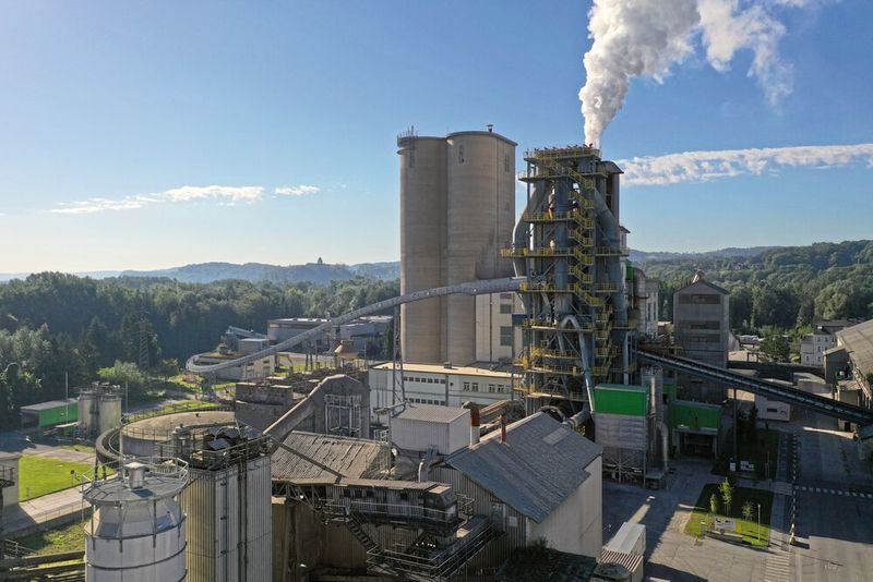 Im U-Förderer, der sich um die Anlage schwingt, ist das Material gegen äußere Einflüsse wie Wind, Regen oder Schnee geschützt – und die Umwelt vor potenziellem Materialverlust. (Beumer)